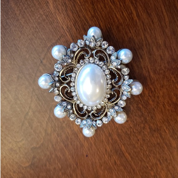 Vintage Pearl Rhinestone Brooch Pin Elegant Floral Wedding Jewelry - Picture 1 of 3